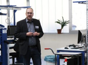G&D CEO Roland Ollek in der Produktionshalle